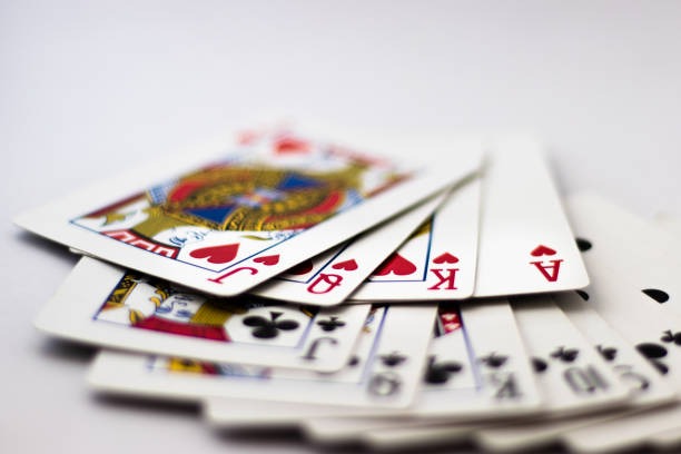 Dragon Tiger Live game interface showing dealer cards and selection buttons